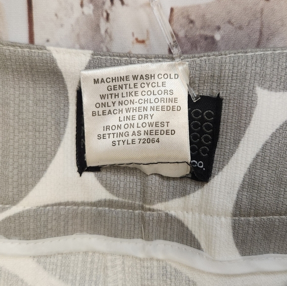 New York & Company Tailored Linen-Look Shorts – Cream/Gray Circle Print - Picture 5 of 8